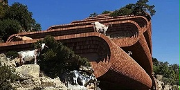 穿梭于山间：悬崖边的 “层叠建筑”