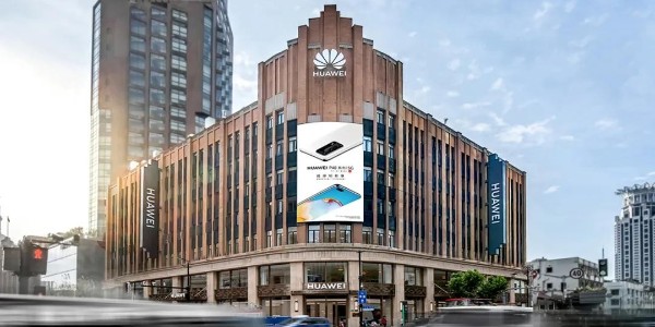 华为全球最大旗舰店开幕了，老建筑里溢出了硬核的未来气息
